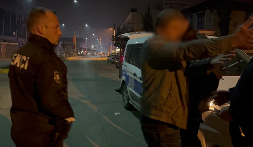 Akyazı'da yılbaşı gecesi yapılan uygulamada bir sürücü ekiplere zor anlar yaşattı