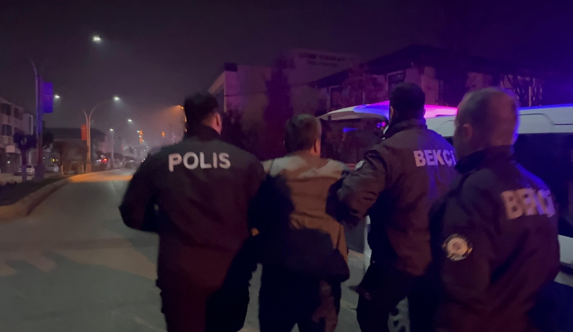 Akyazı'da yılbaşı gecesi yapılan uygulamada bir sürücü ekiplere zor anlar yaşattı