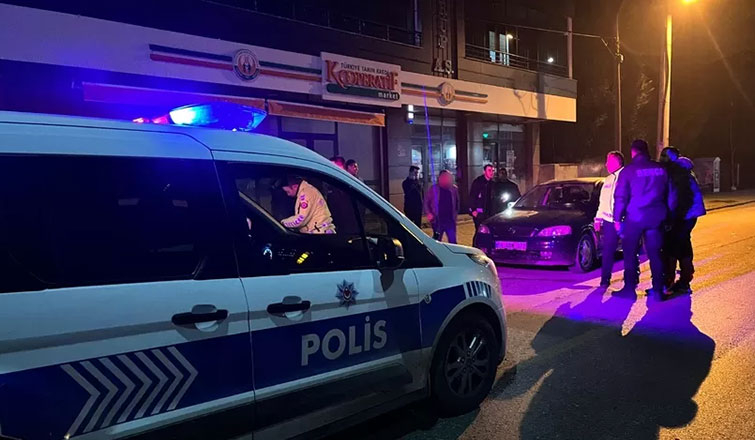 Akyazı'da yılbaşı gecesi yapılan uygulamada bir sürücü ekiplere zor anlar yaşattı