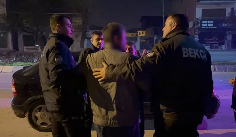 Akyazı'da yılbaşı gecesi yapılan uygulamada bir sürücü ekiplere zor anlar yaşattı