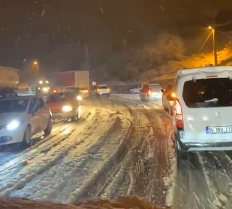 akyazi-da-yogun-kar-yagisi-pek-cok-saatlerdir-kapalioec0lzbwm0