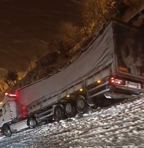 akyazi-da-yogun-kar-yagisi-pek-cok-saatlerdir-kapalioec0lzbwm0