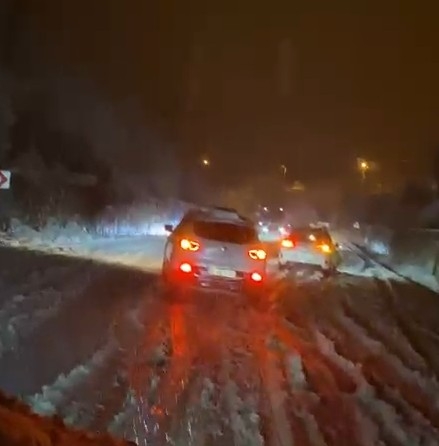 akyazi-da-yogun-kar-yagisi-pek-cok-saatlerdir-kapalioec0lzbwm0