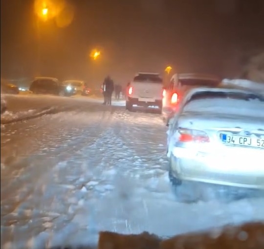 akyazi-da-yogun-kar-yagisi-pek-cok-saatlerdir-kapalioec0lzbwm0