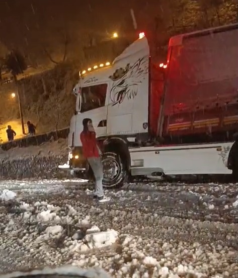 akyazi-da-yogun-kar-yagisi-pek-cok-saatlerdir-kapalioec0lzbwm0