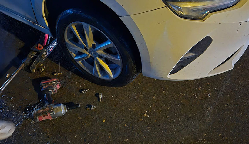 akyazi-da-yoldaki-cukur-araclarin-lastiklerini-kestiu2frstroq0