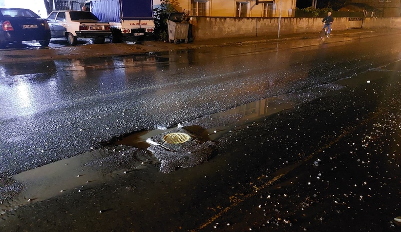 akyazi-da-yoldaki-cukur-araclarin-lastiklerini-kestiu2frstroq0