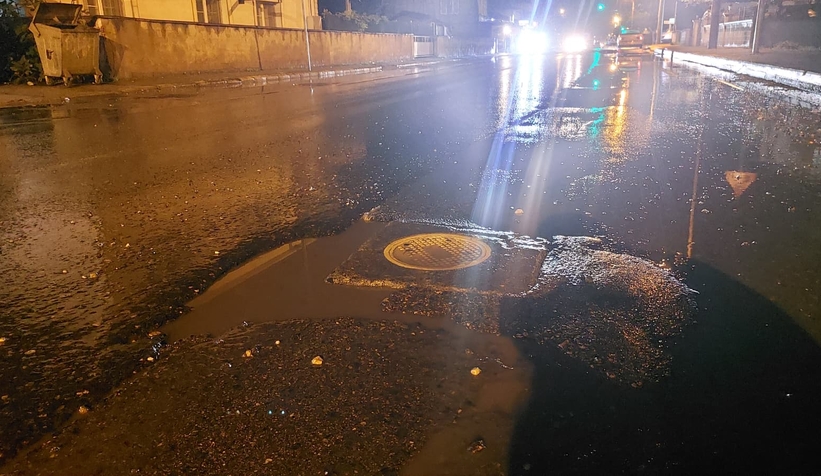 akyazi-da-yoldaki-cukur-araclarin-lastiklerini-kestiu2frstroq0