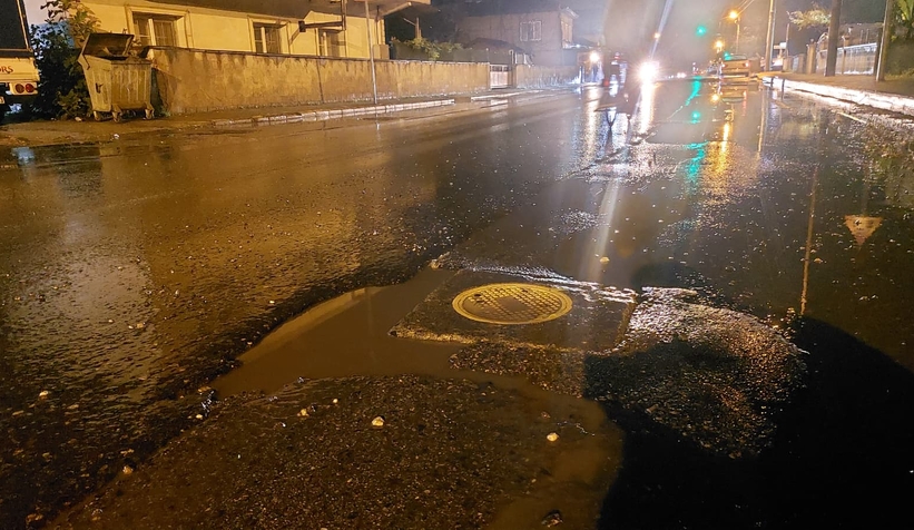 akyazi-da-yoldaki-cukur-araclarin-lastiklerini-kestiu2frstroq0