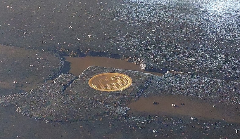 akyazi-da-yoldaki-cukur-araclarin-lastiklerini-kestiu2frstroq0