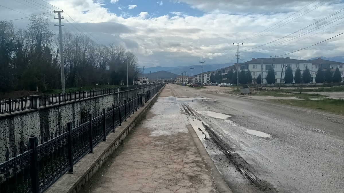 Akyazı'da yollar su içinde kaldı, vatandaş tepkili