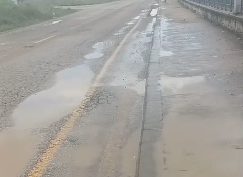 Akyazı'da yollar su içinde kaldı, vatandaş tepkili