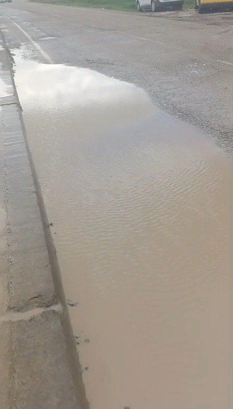 Akyazı'da yollar su içinde kaldı, vatandaş tepkili