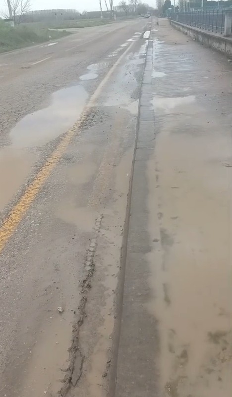 Akyazı'da yollar su içinde kaldı, vatandaş tepkili