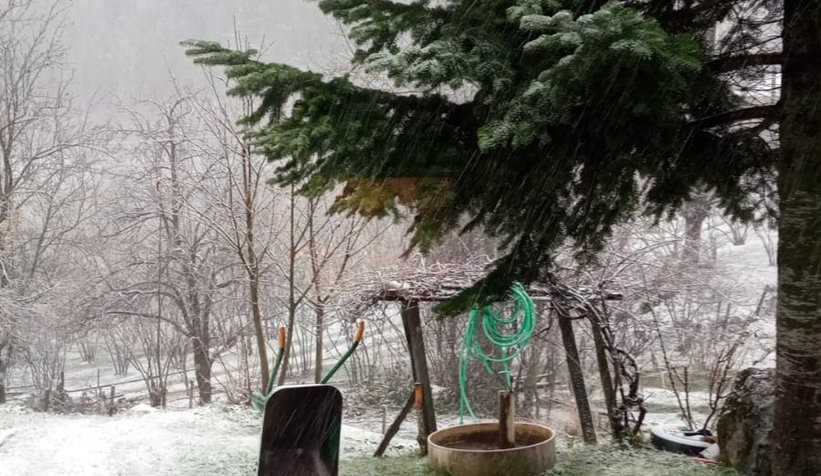 Akyazı'da yüksek kesimler beyaza büründü