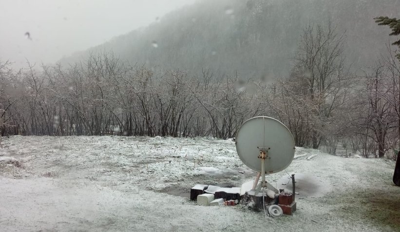 Akyazı'da yüksek kesimler beyaza büründü
