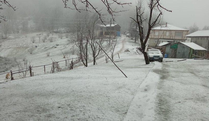 Akyazı'da yüksek kesimler beyaza büründü