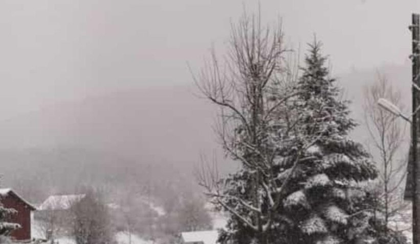 Akyazı'da yüksek kesimler beyaza büründü