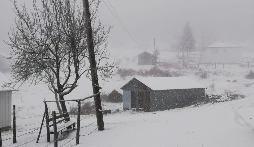 Akyazı'da yüksek kesimler beyaza büründü