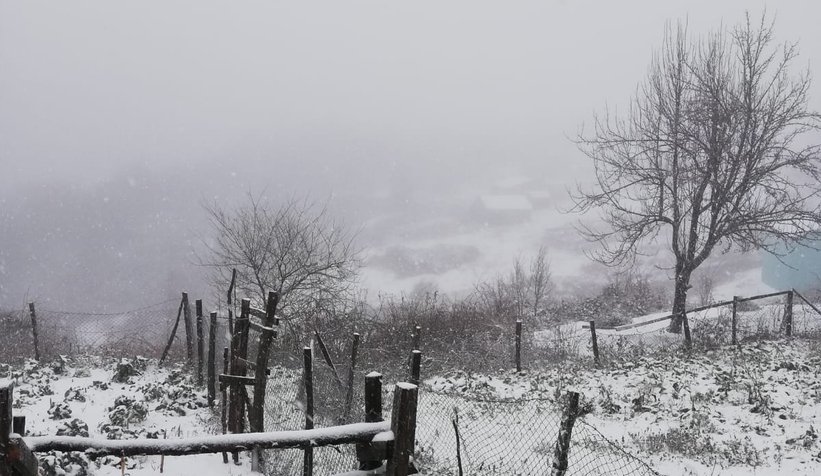 Akyazı'da yüksek kesimler beyaza büründü