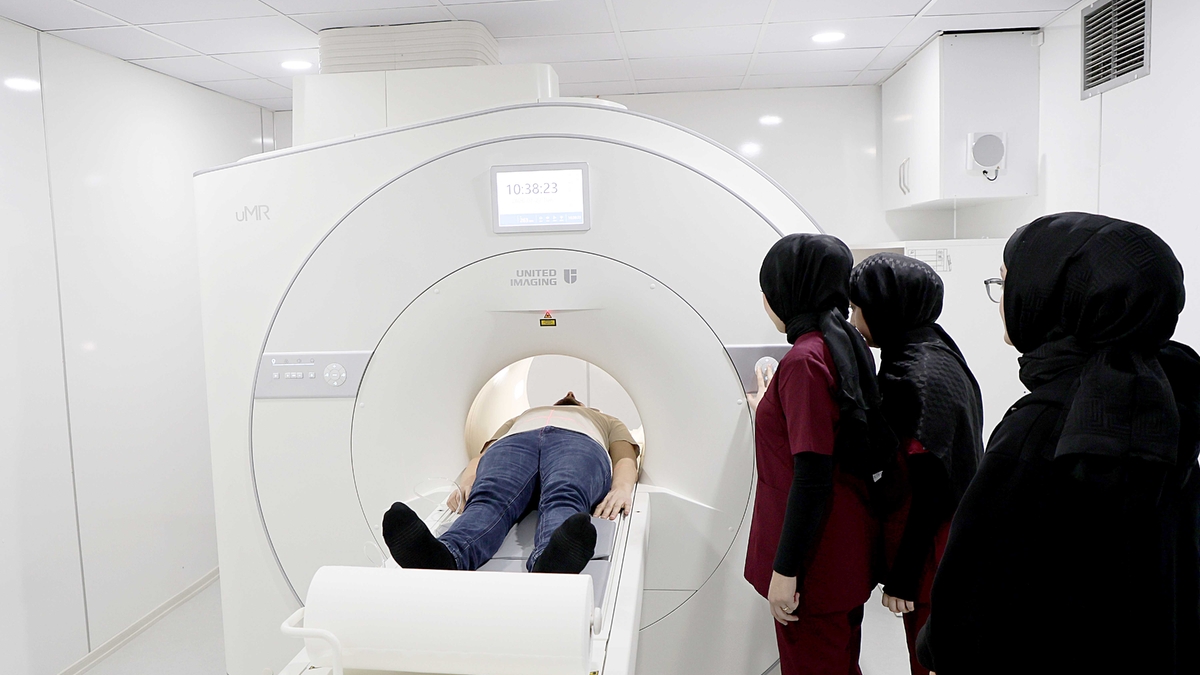 Akyazı Devlet Hastanesi’nde yapay zekâ destekli MR dönemi