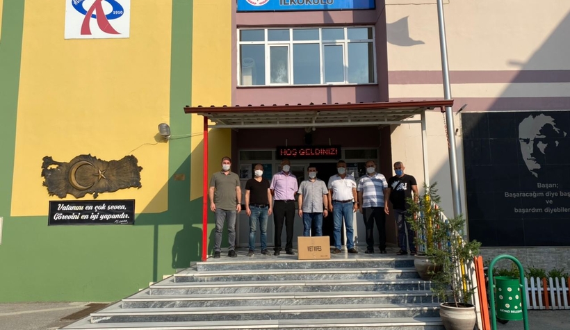 akyazi-genclik-dernegi-okullara-dezenfektan-dagittimhb6oursqm