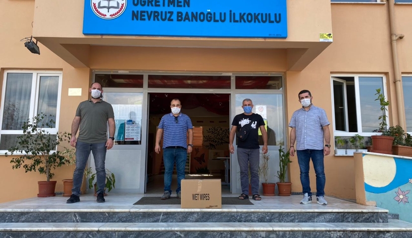 akyazi-genclik-dernegi-okullara-dezenfektan-dagittimhb6oursqm
