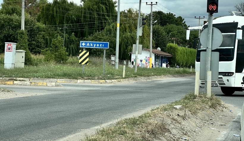 akyazi-girisi-izmarit-ve-kum-yiginlari-ile-misafirlerini-karsiliyorudzpl3uynt