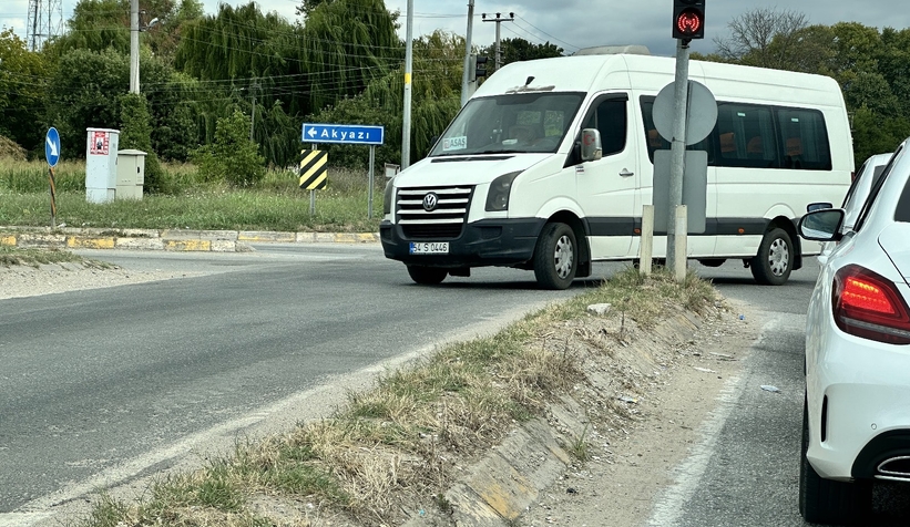 akyazi-girisi-izmarit-ve-kum-yiginlari-ile-misafirlerini-karsiliyorudzpl3uynt