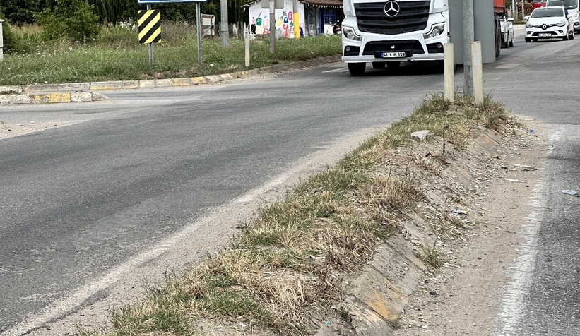 akyazi-girisi-izmarit-ve-kum-yiginlari-ile-misafirlerini-karsiliyorudzpl3uynt
