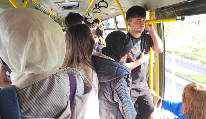 Akyazı halk otobüsünde fazla yolcu tepkisi