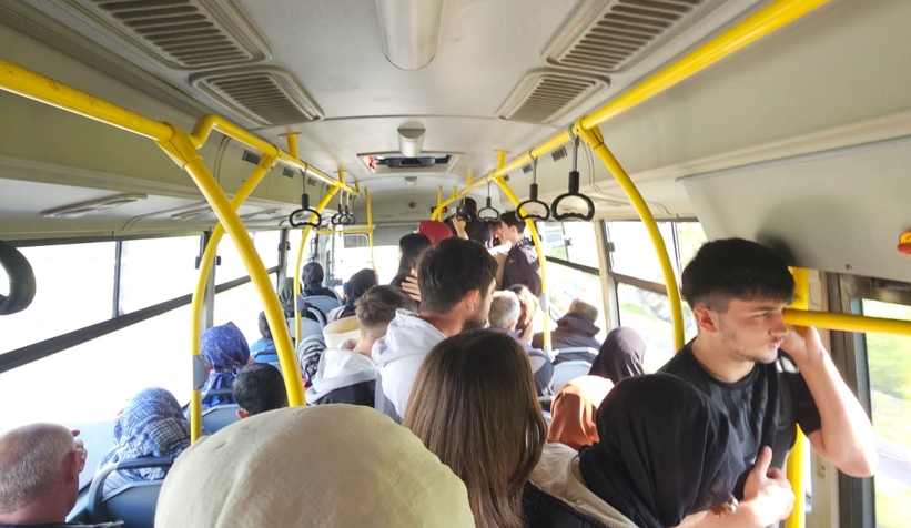 Akyazı halk otobüsünde fazla yolcu tepkisi