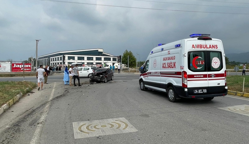 Akyazı Hastane Kavşağında kaza