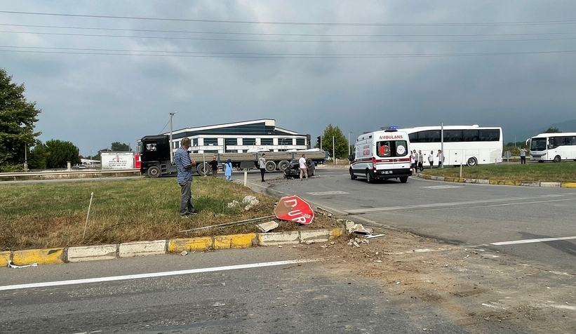 Akyazı Hastane Kavşağında kaza