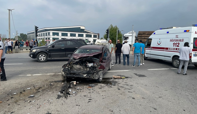 Akyazı Hastane Kavşağında kaza