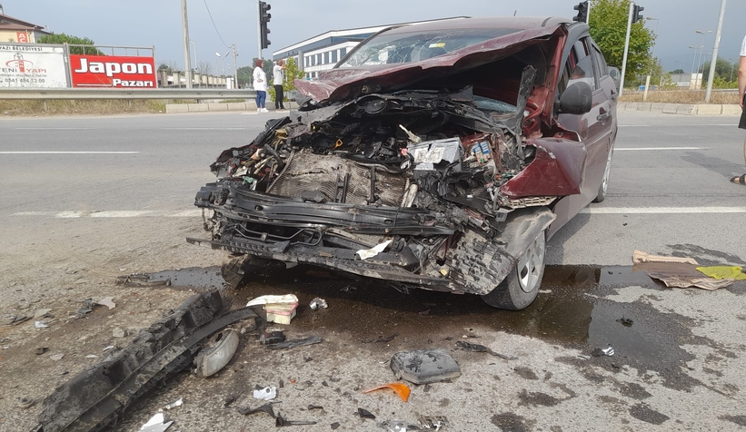 Akyazı Hastane Kavşağında kaza