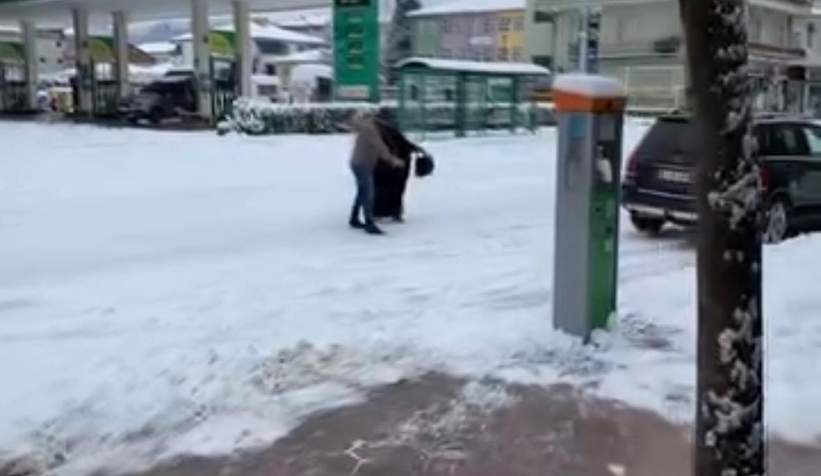 akyazi-ilce-merkezinde-kizak-merkezini-aratmayan-goruntuleryurjbi9tvl