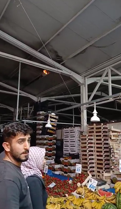 akyazi-kapali-pazar-yeri-nde-elektrik-kablolari-yandiq0dbdtbdyz