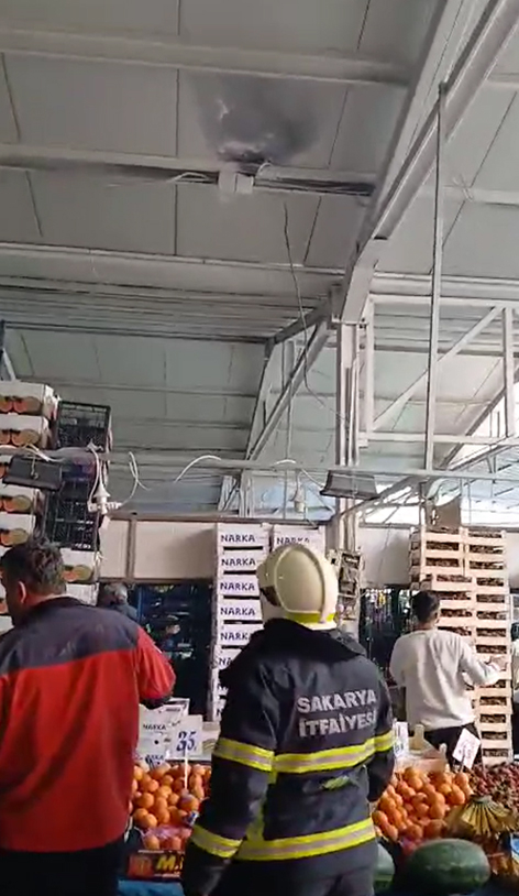 akyazi-kapali-pazar-yeri-nde-elektrik-kablolari-yandiq0dbdtbdyz