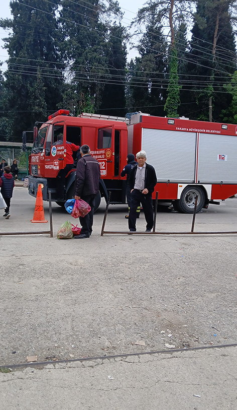 akyazi-kapali-pazar-yeri-nde-elektrik-kablolari-yandiq0dbdtbdyz