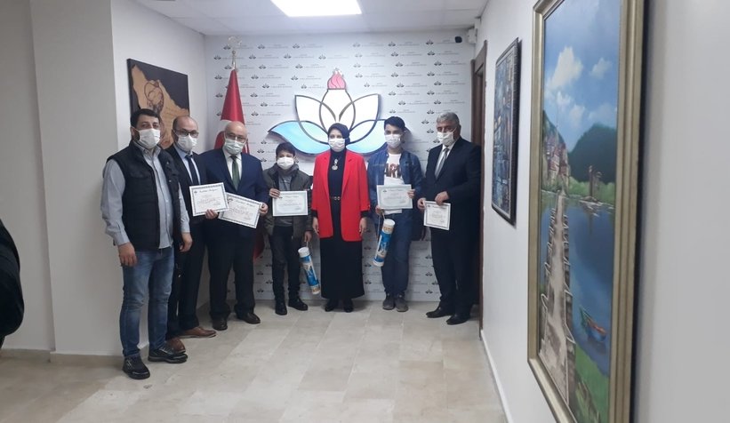 Akyazı'nın gururu olan öğrenciler ödüllendirildi