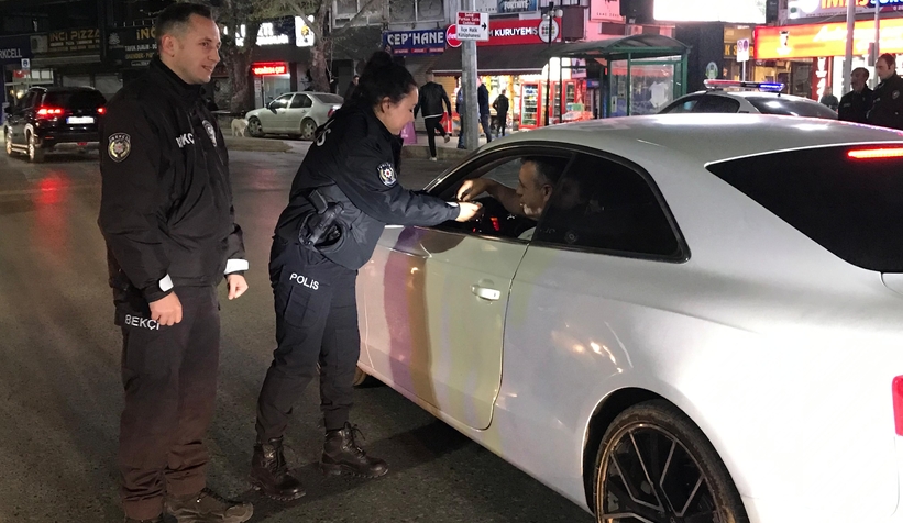 akyazi-polisi-suruculere-bayram-sekeri-dagittirkzewupzwd