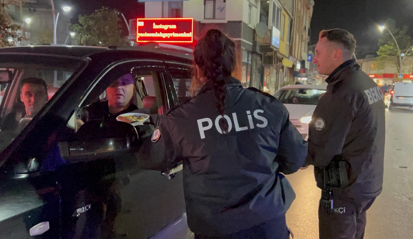 akyazi-polisi-suruculere-bayram-sekeri-dagittirkzewupzwd