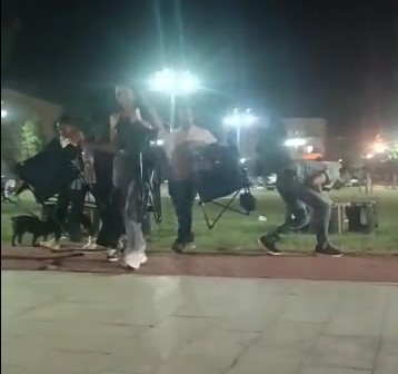 akyazi-sgm-parki-nda-ziyaretciler-sulama-sistemi-calisinca-kacistir29fnknhrg