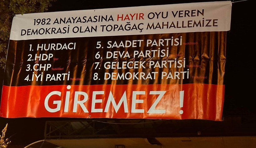 Akyazı Topağaç'a asılan pankart gündem oldu