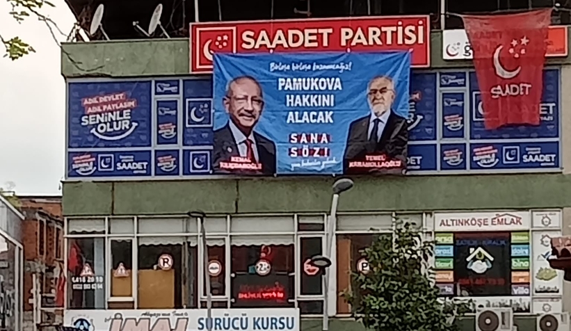 Akyazı'ya asılan pankart alay konusu oldu