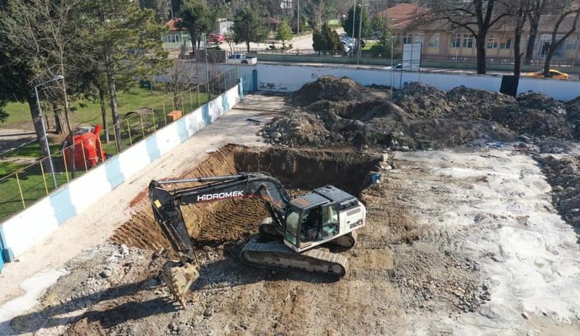 Akyazı yarı olimpik havuzun temel kazısına başlandı