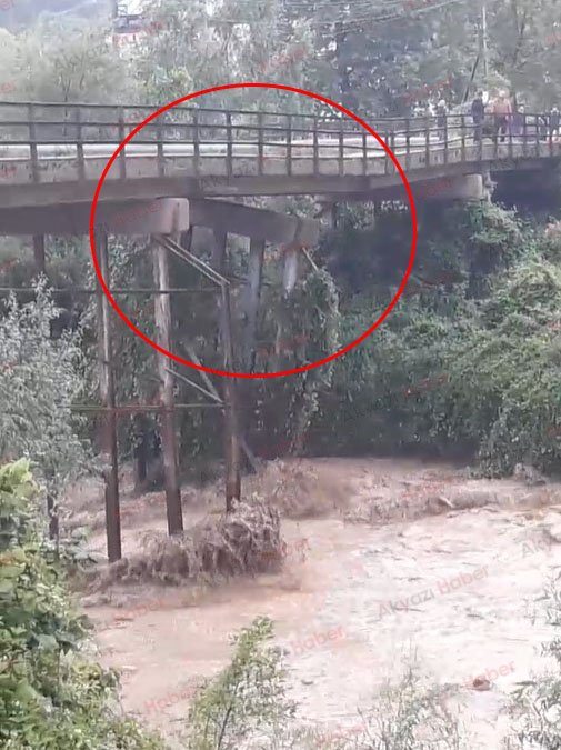 Akyazı'yı sel vurdu; Pek çok mahallede hasar büyük