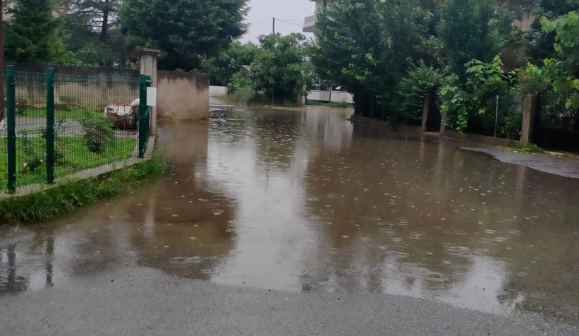 Akyazı'yı sel vurdu; Pek çok mahallede hasar büyük
