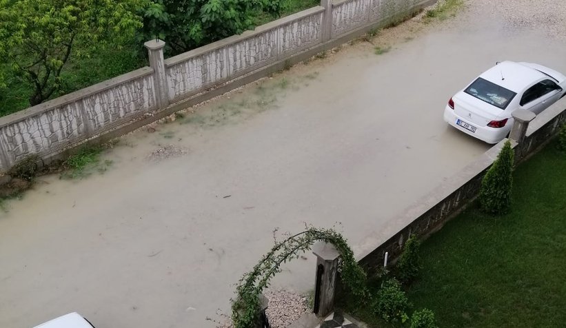 Akyazı'yı sel vurdu; Pek çok mahallede hasar büyük